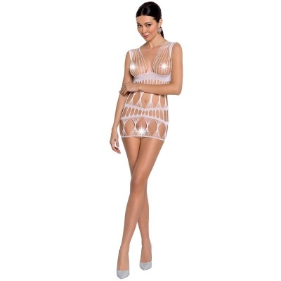 Modelo feminina com vestido curto branco transparente e sapatos cinzentos.