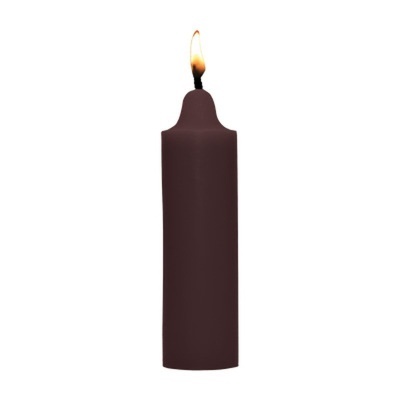 Vela castanha escura acesa com chama