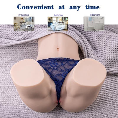 Boneca realista da metade inferior do corpo feminino com calcinha azul em fundo branco