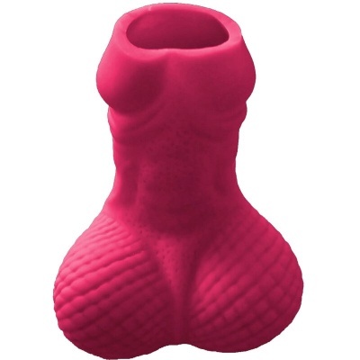 Frasco vermelho formato torso masculino musculoso em textura detalhada
