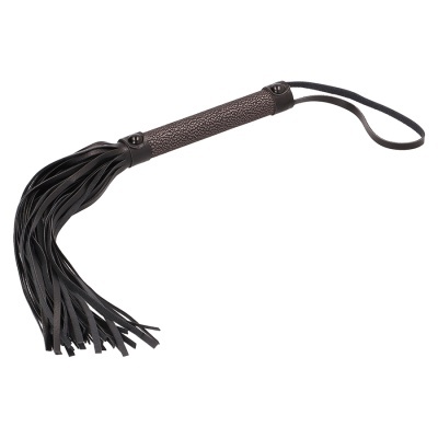 Chicote de couro preto com cabo texturizado e tiras longas em fundo branco