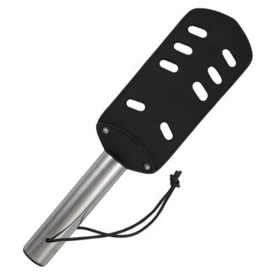 Espátula de cozinha com lâmina preta e cabo metálico com cordão preto