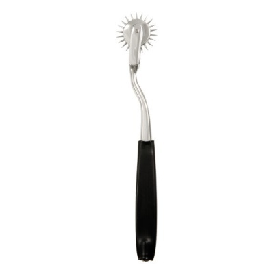 Ferramenta com punho preto e roda dentada metálica