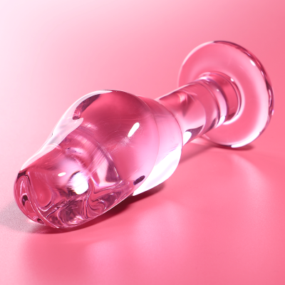 Plug anal de vidro transparente sobre superfície rosa