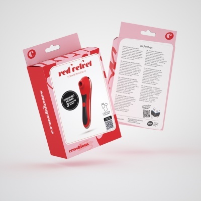 Embalagem de produto red velvet estimulador clitoriano vermelho e preto com detalhes em vermelho e rosa