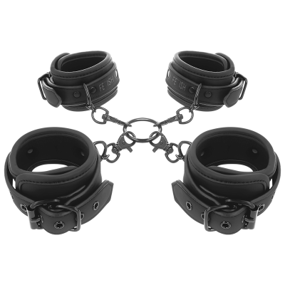 Conjunto de algemas de couro preto com fivelas e argolas metálicas