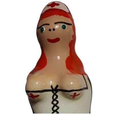 Figura decorativa de mulher com traje de enfermeira