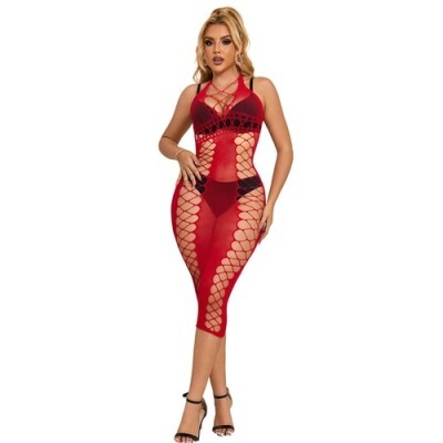 Vestido midi vermelho com padrões de rede e recortes usado por mulher com sandálias pretas.