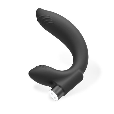 Produto curvado preto com botão metálico em fundo branco