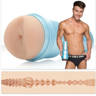 Masturbador masculino azul com textura interna e homem a segurá-lo