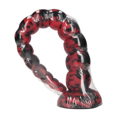 Anel ou elástico vermelho com manchas pretas e textura esférica em embalagem transparente