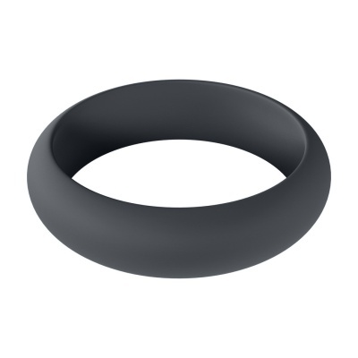 Anel preto simples e fosco sobre fundo branco