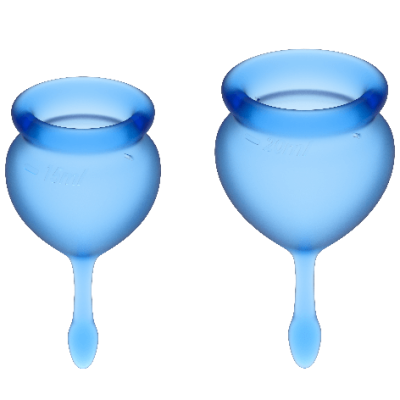 Duas copas menstruais azuis translúcidas em diferentes tamanhos sobre fundo branco.