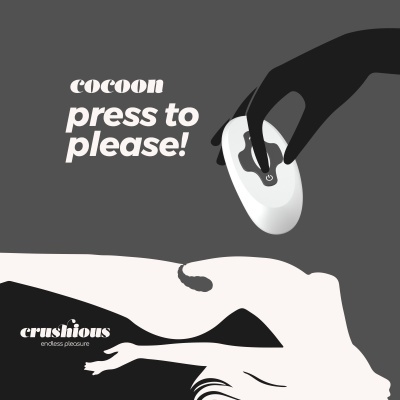 Ilustração de mão a segurar controlo com texto promocional em fundo cinzento e preto