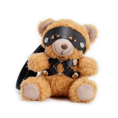 Urso de peluche castanho claro com máscara e arnês preto