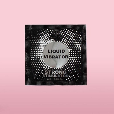 Pacote pequeno em foil preto com pontos brancos e texto Liquido Vibrador