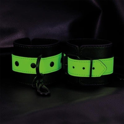 Pulseiras de couro preto com faixa verde fluorescente e fivelas pretas