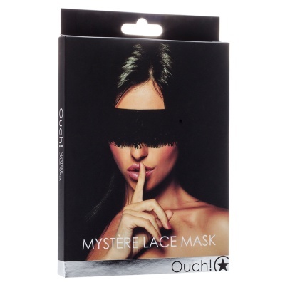Embalagem preta com imagem de uma mulher com fita de renda preta sobre os olhos