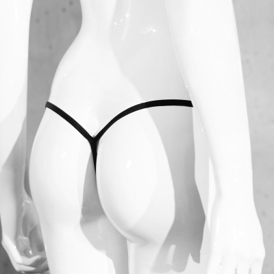 Manequim branco com tanga fina preta visto de costas
