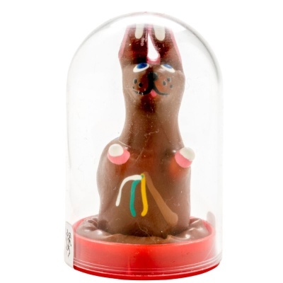 Figura de chocolate em forma de animal dentro de campânula plástica