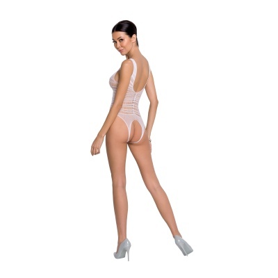 Body feminino branco transparente com padrão de malha e sapatos de salto cinza