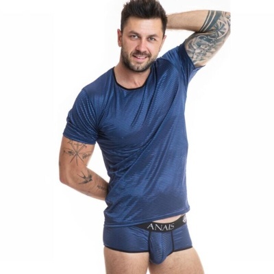 Homem a vestir t-shirt e cueca azul com padrão riscado, cueca com cintura preta ANAIS.