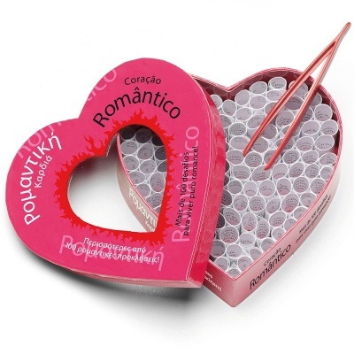 Caixa em forma de coração cor-de-rosa com pequenos rolos de papel e pinça cor-de-rosa