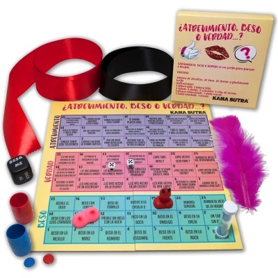 Jogo de tabuleiro de verdade ou desafio com texto em espanhol, dados, peças coloridas, fitas satinadas e pena rosa