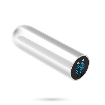 Power bank cilíndrico branco com extremidade preta e desenhos azuis em fundo branco