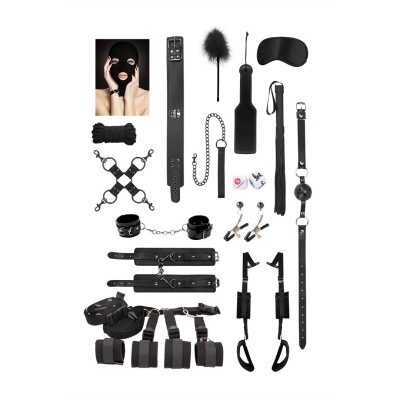 Conjunto de acessórios BDSM pretos variados sobre fundo branco.