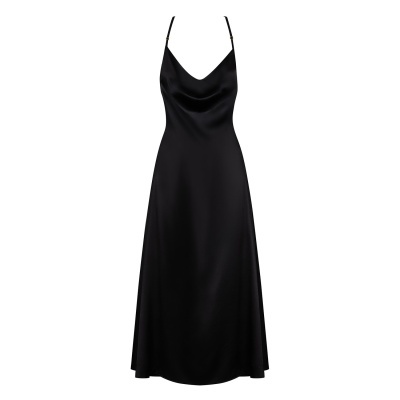 Vestido preto longo de cetim com alças finas ajustáveis.