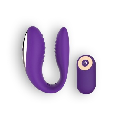 Vibrador roxo com controlo remoto sobre fundo branco