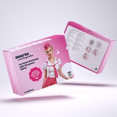 Caixa rosa de produto com imagem mulher em traje branco e rosa e texto em português