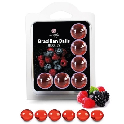 Embalagem de esferas vermelhas translúcidas Brazilian Balls Berries com frutos frescos ao lado