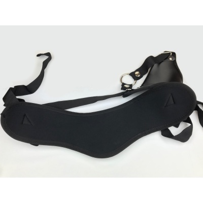 Cinto preto ajustável com fivela metálica e detalhes em couro sintético