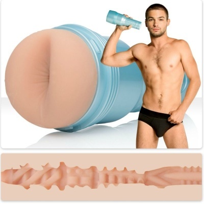 Boneco sexual masculino com estojo azul claro e interior de silicone mostrado com homem jovem