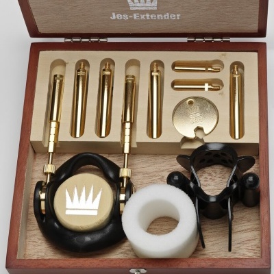 Conjunto Jes-Extender com extensões douradas e peças pretas e brancas numa caixa de madeira castanha aberta