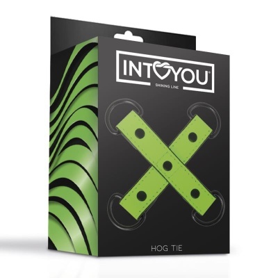 Embalagem preta com nome INTOYOU e imagem de tiras verdes cruzadas com argolas metálicas