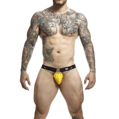 Homem tatuado com cueca masculina amarela e corrente