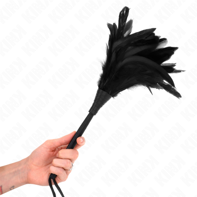 Pluma preta com cabo preto segurada à mão