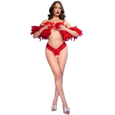 Mulher com tanga vermelha em renda e acessório vermelho de pena, saltos brancos com laços pretos e brancos