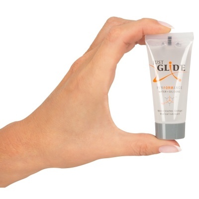 Tubo pequeno de gel lubrificante JUST GLIDE segurado por mão feminina