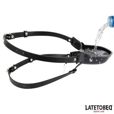 Mordaça de cabedal preta com copo rigído e texto LATE TO BED BDSM LINE