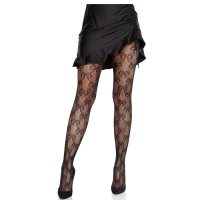 Collants pretos com padrão de laços usados com saia preta e sapatos de salto