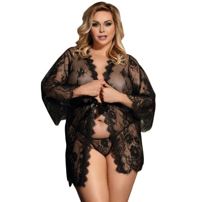 Conjunto lingerie plus size renda preta robe e cueca com padrão floral