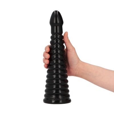 Produto erótico preto estriado sendo segurado por uma mão