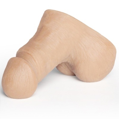 Objeto de silicone cor pele em forma anatómica com textura fina sobre fundo branco