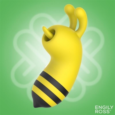 Brinquedo amarelo com riscas pretas e antenas, fundo verde com padrão e texto ENGILY ROSS