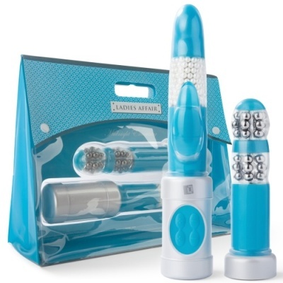 Conjunto de três vibradores azuis com detalhes em prata e embalagem azul.