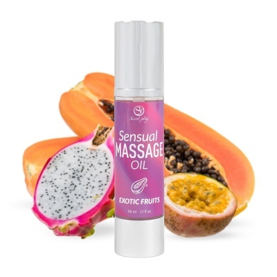 Frasco de óleo de massagem com rótulo rosa e frutas exóticas cortadas ao meio.